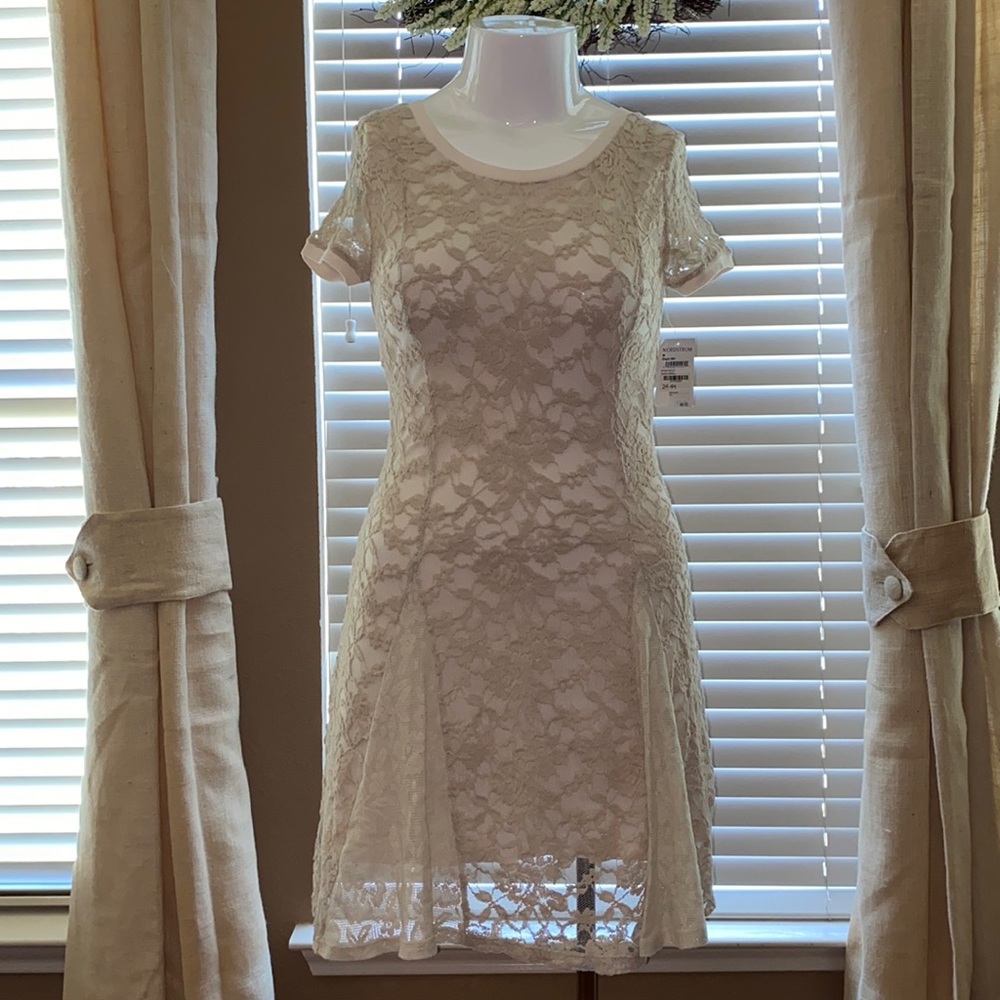 Women’s short lace fitted dress